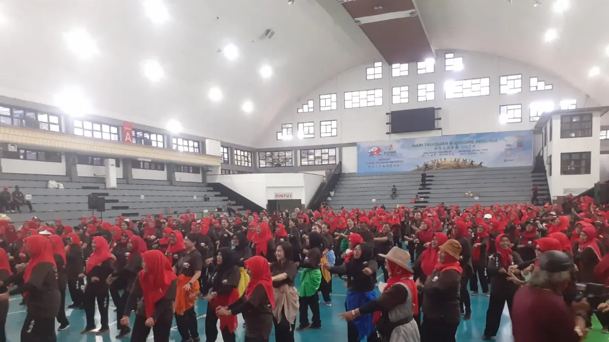 Kemeriahan perayaan World Taijiquan & Qigong Day 2026 di Gelora Pancasila, Surabaya. (Lambertus/Radar Surabaya) 
