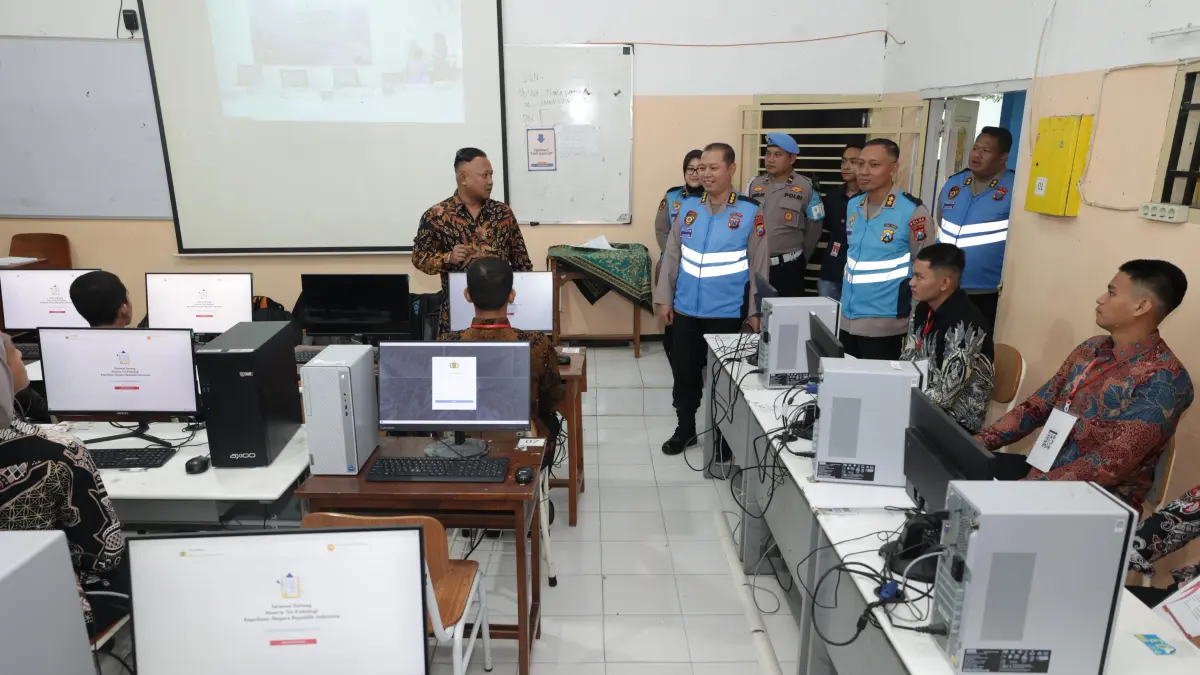 KETAT: Kompolnas saat melihat langsung seleksi taruna akpol Polda Jatim di SMKN 5 Surabaya.(IST/RADAR SURABAYA)