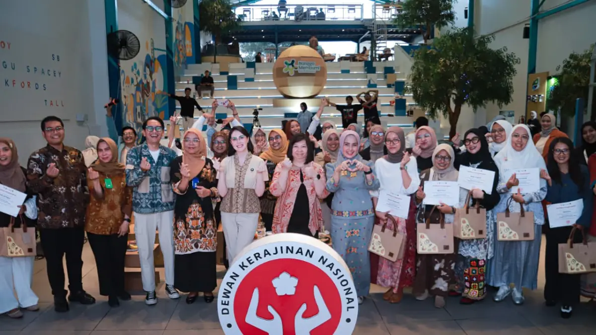Ketua Dekranasda Jatim Arumi Bachsin dalam acara "Inagurasi 10 Kartini Muda Penggiat Kriya dan Fashion Jawa Timur 2026". (HUMAS PEMPROV JATIM)