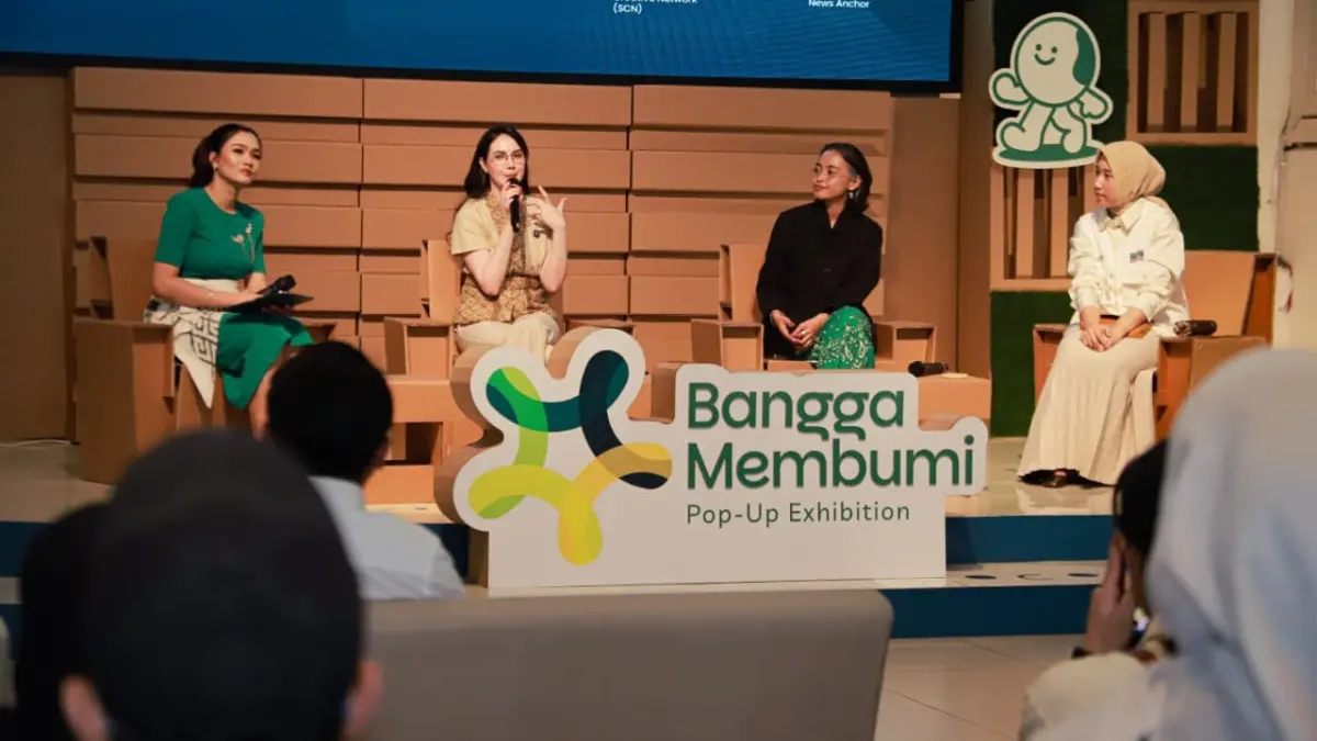 Ketua Dekranasda Jatim Arumi Bachsin menjadi pembicara dalam acara Sustainability Talkshow Bangga Membumi bertajuk "Sustainable Creative Design Integrated Passion" di Kogu Space, Surabaya (24/4). (HUMAS PEMPROV JATIM)