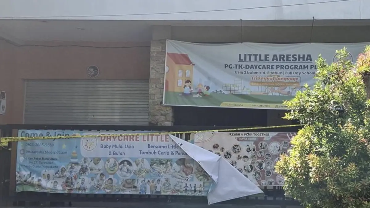 Lokasi Little Aresha Daycare di Sorosutan, Umbulharjo, Yogyakarta yang dipasangi garis polisi. (Detikcom)
