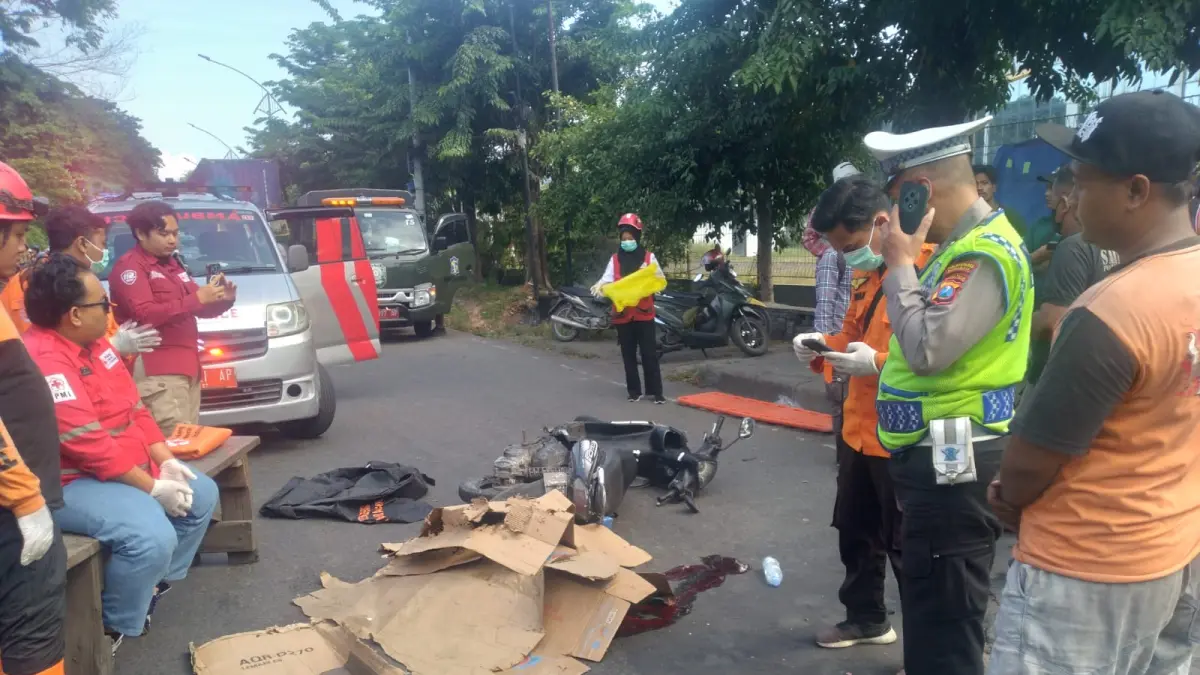 NAHAS: Jasad korban kecelakaan di Jalan Margomulyo, Surabaya, sebelum dievakuasi. Korban terlindas truk di lokasi. (IST/RADAR SURABAYA)