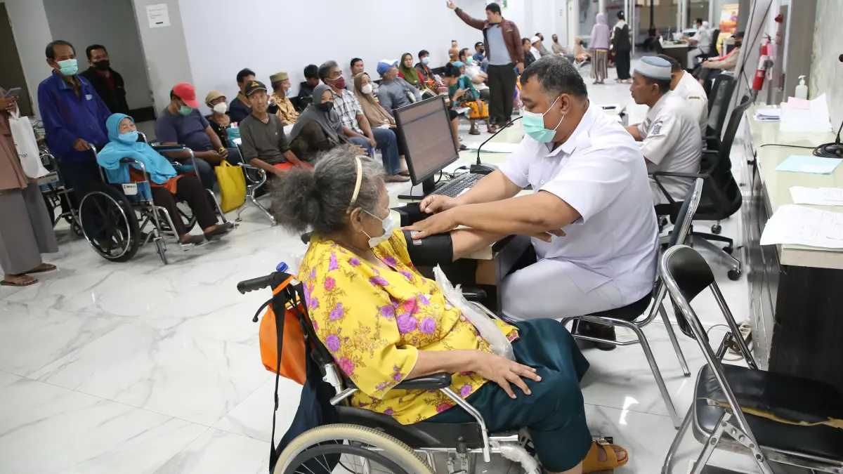 Pemeriksaan kesehatan warga di salah satu rumah sakit milik Pemkot Surabaya. (SURYANTO/RADAR SURABAYA)