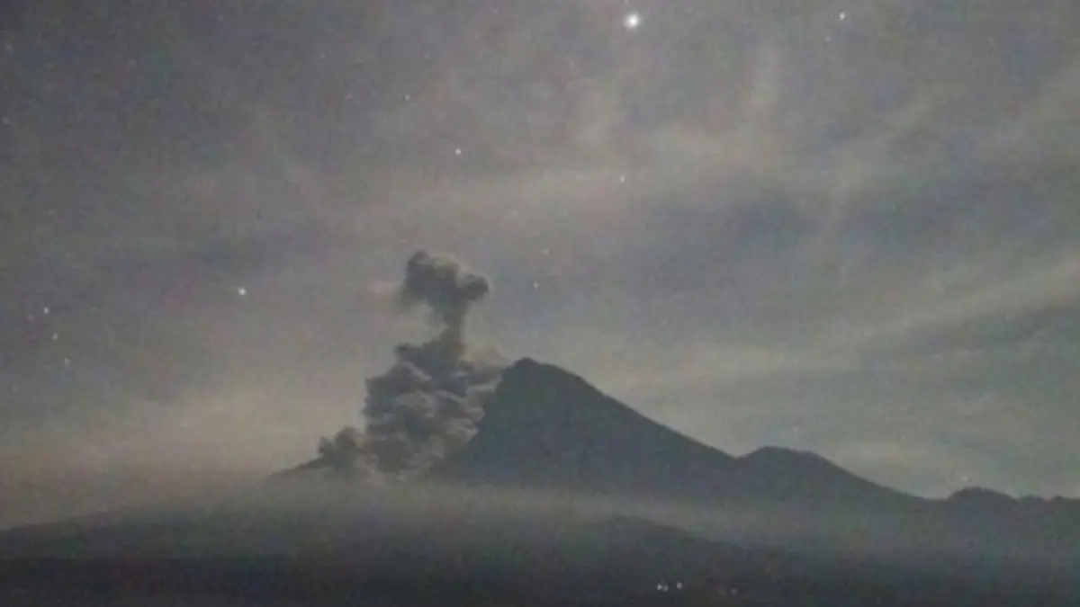 Penampakan erupsi Gunung Semeru pada Jumat (24/4) malam. (ISTIMEWA)