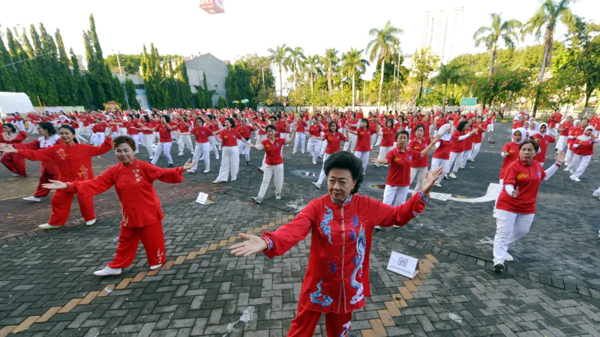 Sebanyak 800 penggemar Taichi, mengikuti olahraga bersama dalam rangka World Taichi 2026 yang digelar di pelataran Convex Grand City Surabaya, Sabtu (25/4). (ANDY SATRIA/ RADAR SURABAYA) 