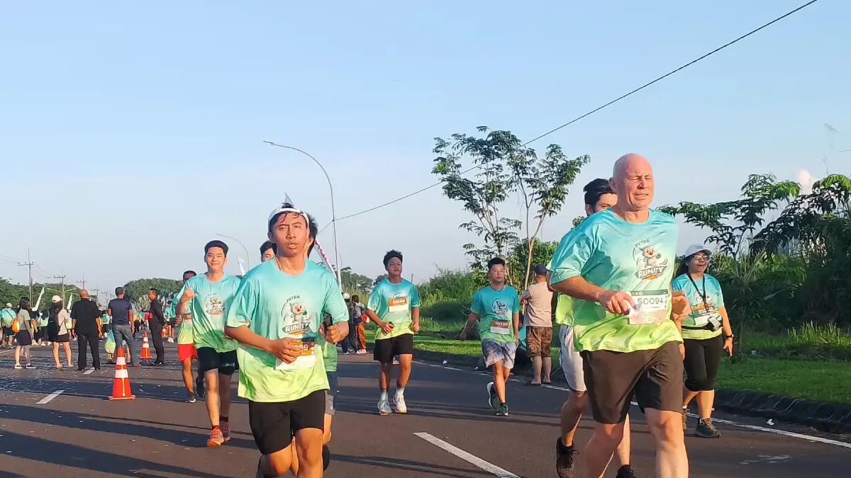 
SEMANGAT SEHAT: Peserta lintas usia tampak antusias mengikuti kategori 3K Fun Walk dan 5K Fun Run pada Petra Runity 2026.(IST/RADAR SURABAYA)