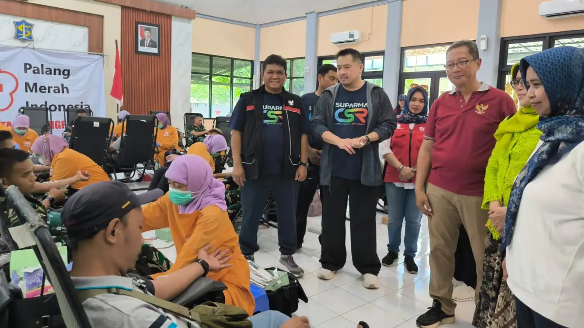 PEDULI LINGKUNGAN: Edward Sopanan (lima dari kanan) bersama Wahyu Kristyawan (kiri) dan Ipong Wisnoe Wardono meninjau kegiatan sosial Donor Darah dan Pasar Murah yang digelar PT Suparma Tbk bersama Pemkot Surabaya di Kecamatan Karangpilang, Surabaya. (M. Afiq Firdaus/Radar Surabaya)