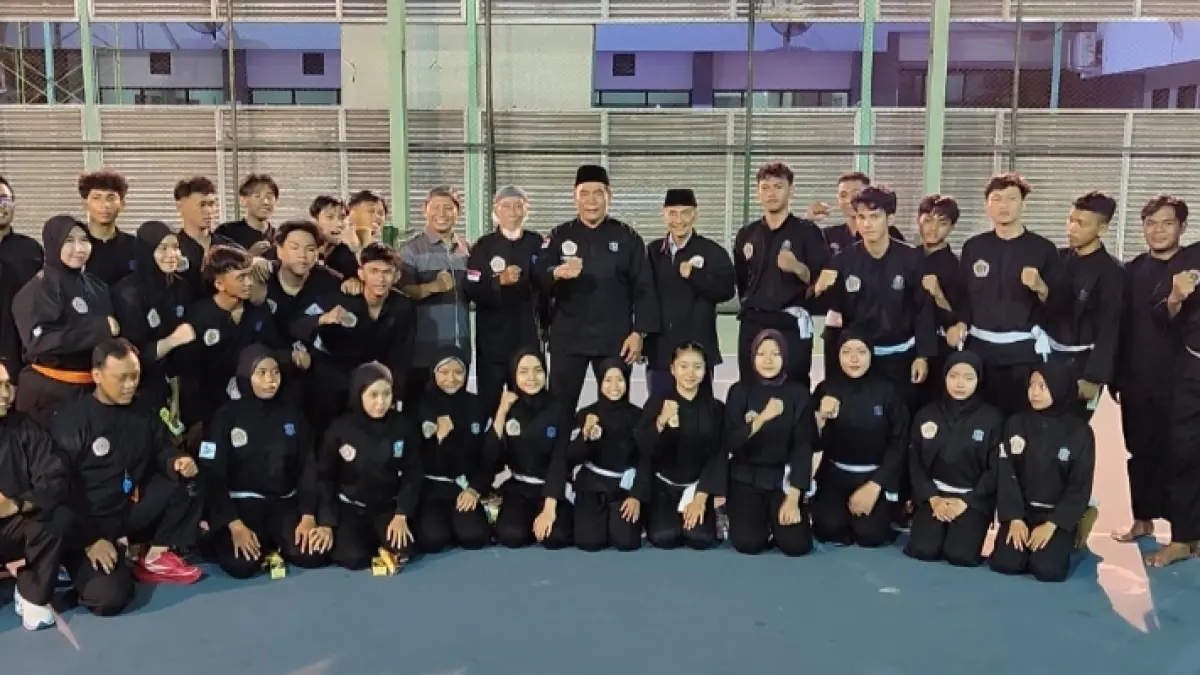 Bambang Haryo Soekartono (BHS) bersama skuad pencak silat Kota Surabaya. (Andy Satria) 
