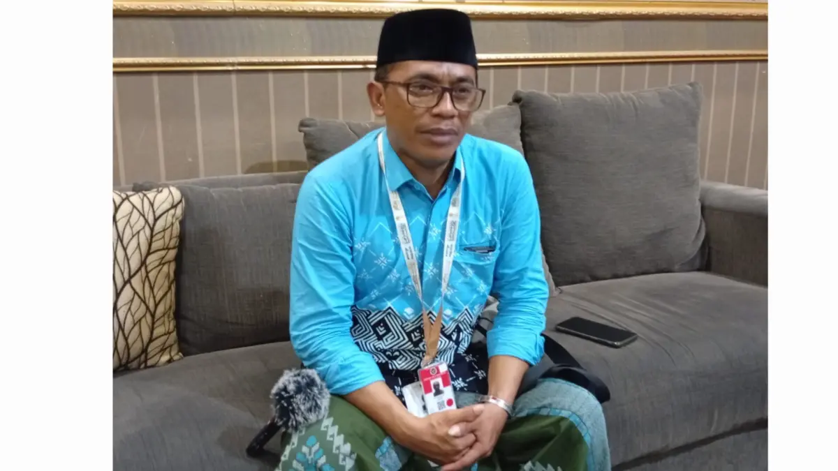 BERSYUKUR: Guru honorer, Abdul Malik, menunggu di asrama haji Surabaya sebelum keberangkatan ke Tanah Suci.(RAHMAT SUDRAJAT/RADAR SURABAYA)