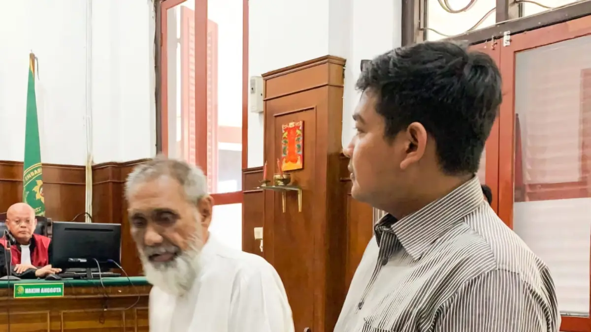 DIBAWA: Terdakwa (kemeja putih) usai sidang di PN Surabaya. Ia dituntut 14 tahun penjara dan denda mencapai Rp 2 miliar karena terserah kasus TPPU Narkoba.(IST/RADAR SURABAYA)