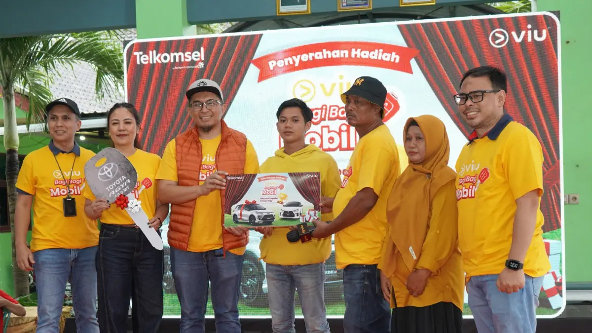 GRAND PRIZE: Perwakilan Viu dan Telkomsel menyerahkan langsung hadiah program “Viu x Telkomsel Bagi-Bagi Mobil 2026”, Rabu (22/4). (ISTIMEWA)