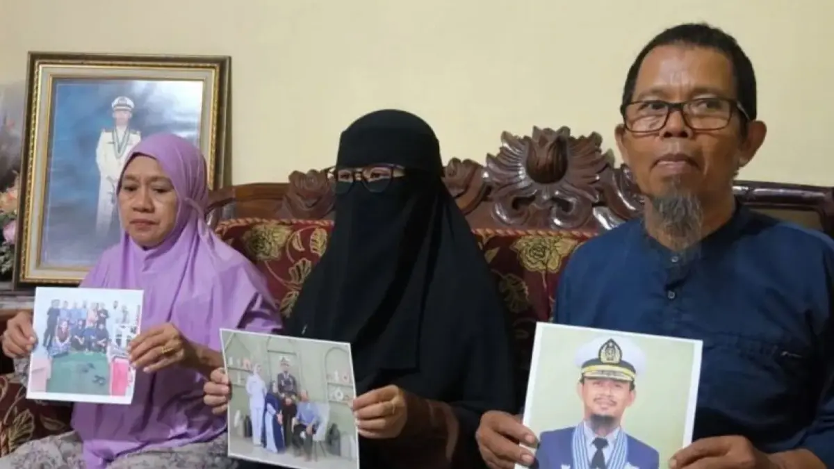 Keluarga korban ABK Kapal Honour 25 yang disandera perompak Somalia, Kapten Ashari Samadikun menunjukkan fotonya di kediamannya, Kabupaten Gowa, Sulawesi Selatan. (Antara)
