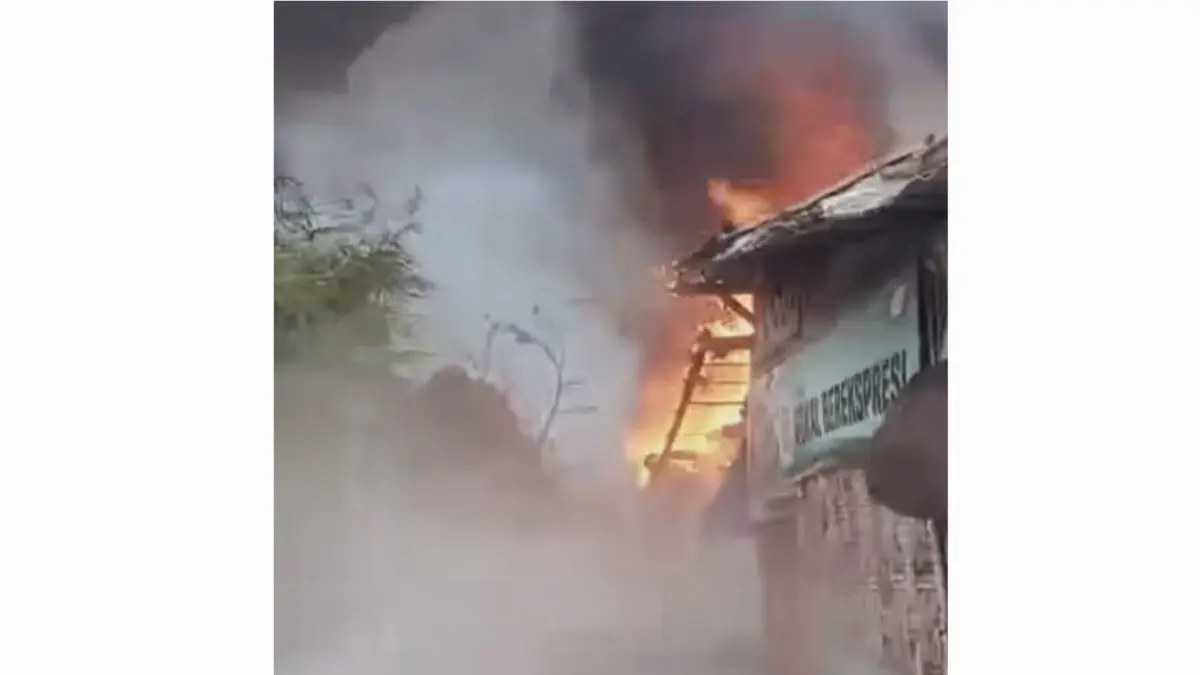 MENYALA: Kebakaran gudang garam di Pakal, Surabaya. Petugas DPKP Surabaya melakukan pemadaman di lokasi.(IST/RADAR SURABAYA)
