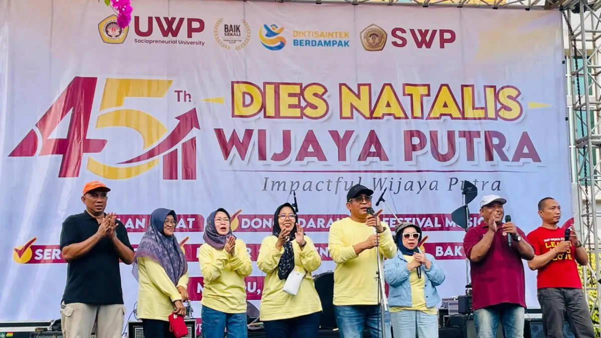 MERIAH: Puncak peringatan Dies Natalis ke-45 yang digelar di Kampus Benowo, Minggu (26/4).