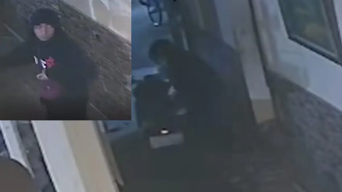 MISTERIUS: Maling motor terekam CCTV saat beraksi di Penjaringan Sari, Surabaya. (IST/RADAR SURABAYA)