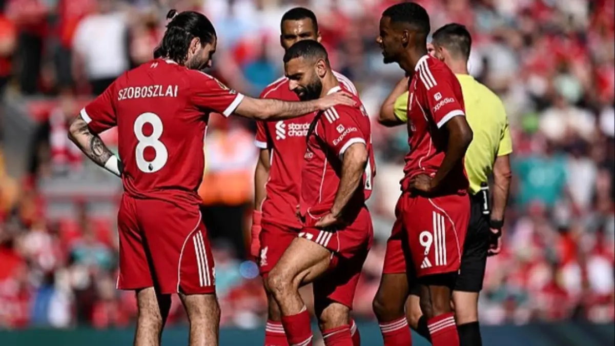 Mohamed Salah terpaksa ditarik keluar karena cedera yang bisa mengakhiri kariernya di Liverpool lebih cepat. (Dailymail) 