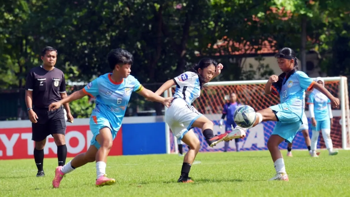 Pemain Putri Meta (kana) berusaha menghadang pemain tim Tiger, dalam lanjutan kompetisi Liga Putri U 15, di lapangan Bogowonto, Surabaya, SAbtu (25/4). (Andy Satria) 
