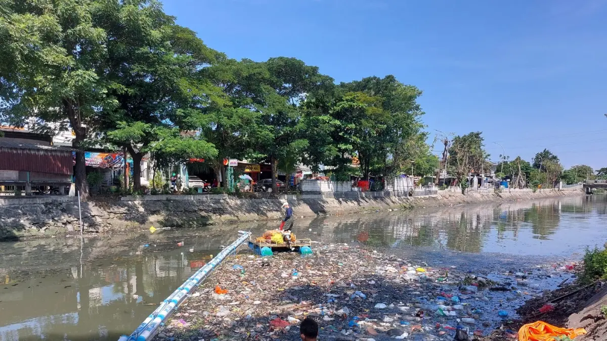 Pemasangan&nbsp;trashboom untuk mencegah sampah masuk ke laut di Kalitebu, Surabaya. (RAHMAT SUDRAJAT/RADAR SURABAYA)