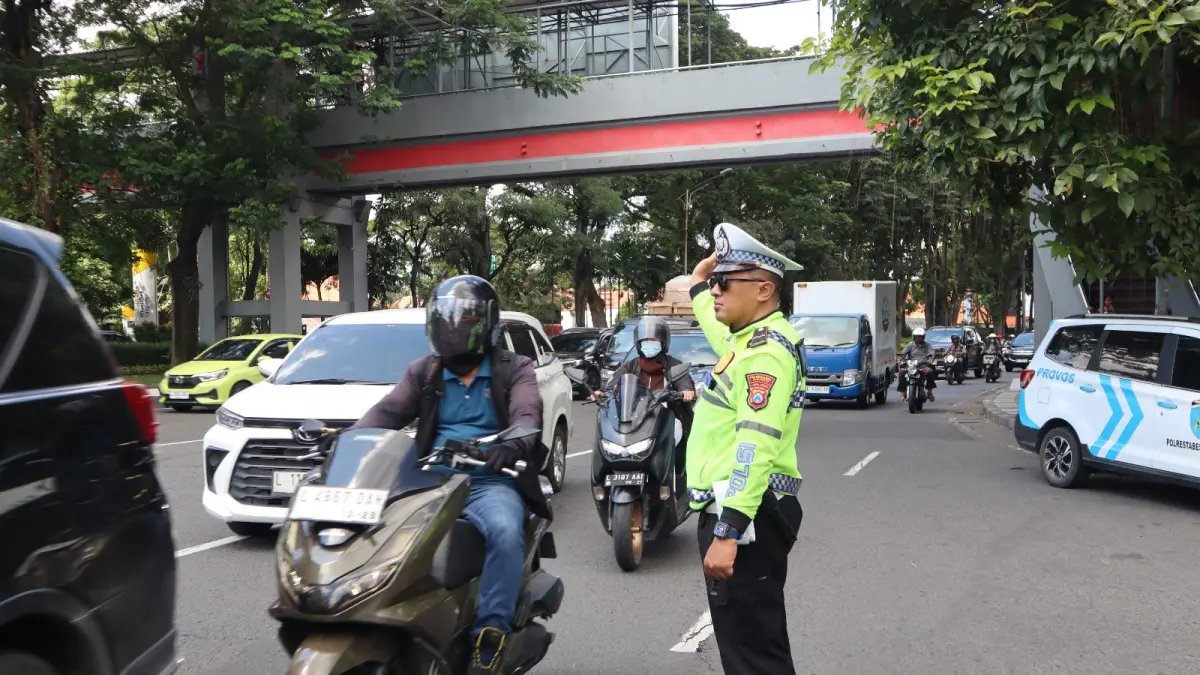 PERSIAPAN: Polrestabes Surabaya akan lakukan kanalisasi untuk rekayasa arus lalu lintas saat demo peringatan May Day atau Hari Buruh.(IST/RADAR SURABAYA)