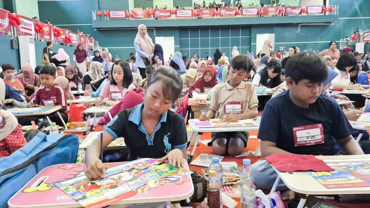 Ribuan anak mengikuti lomba mewarnai di GOR UINSA, Minggu (26/4). (ANDY SATRIA/RADAR SURABAYA)