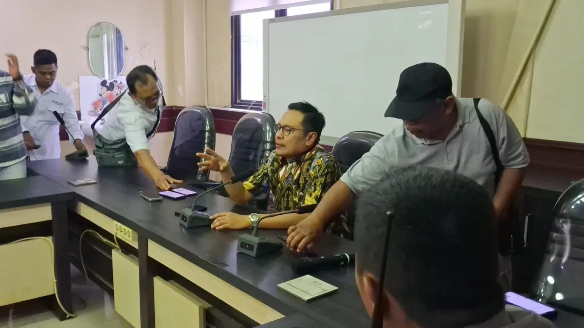 Suasana rapat persiapan pergantian pimpinan DPRD Kota Surabaya. (Dimas Mahendra/Radar Surabaya) 