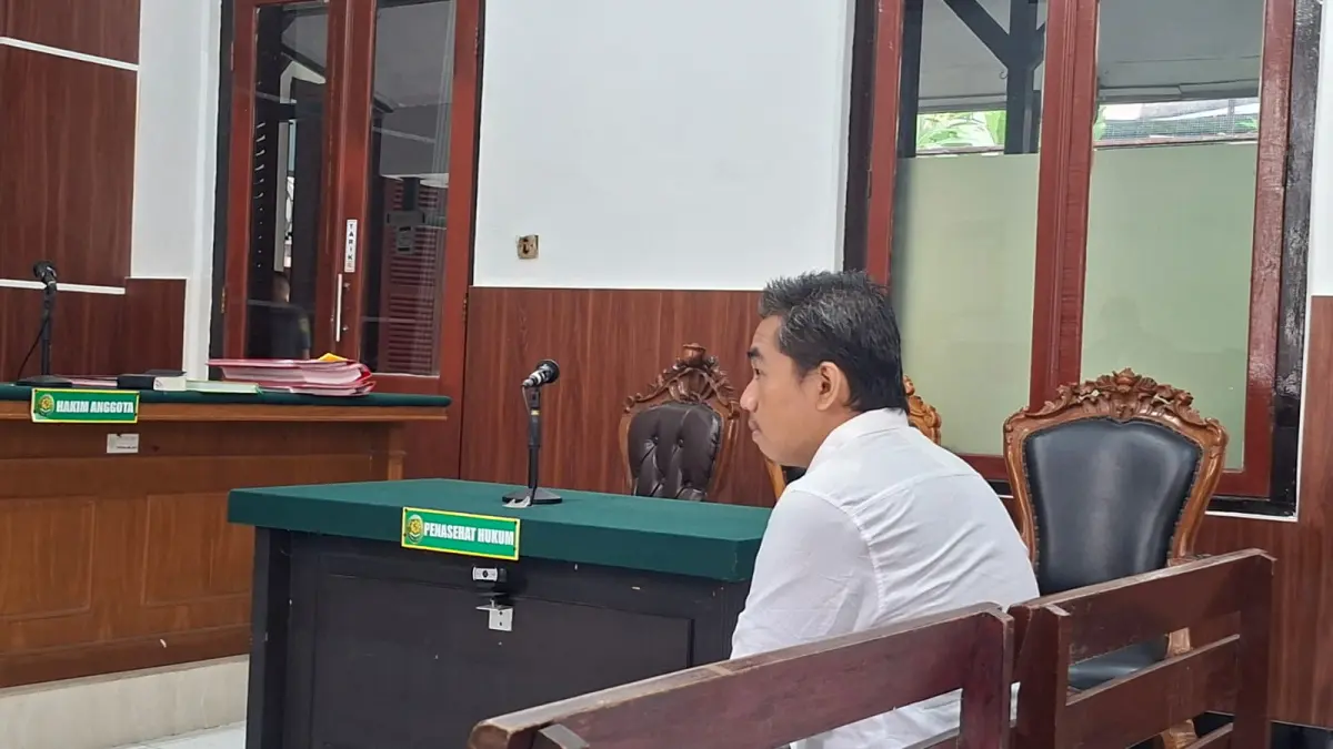 TUNTUTAN: Terdakwa saat menjalani sidang di PN Surabaya. Ia dituntut 3,5 tahun penjara atas kasus penggelapan jabatan.(IST/RADAR SURABAYA)