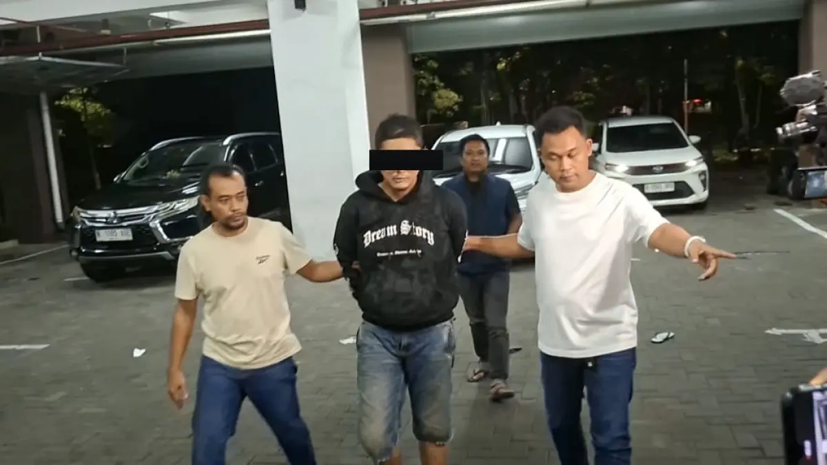 DIRINGKUS: Pelaku MBY asal Surabaya saat diamankan Polda Jatim usai melakukan penganiayaan terhadap pacarnya.&nbsp;(MAHRUS/RADAR SURABAYA)
