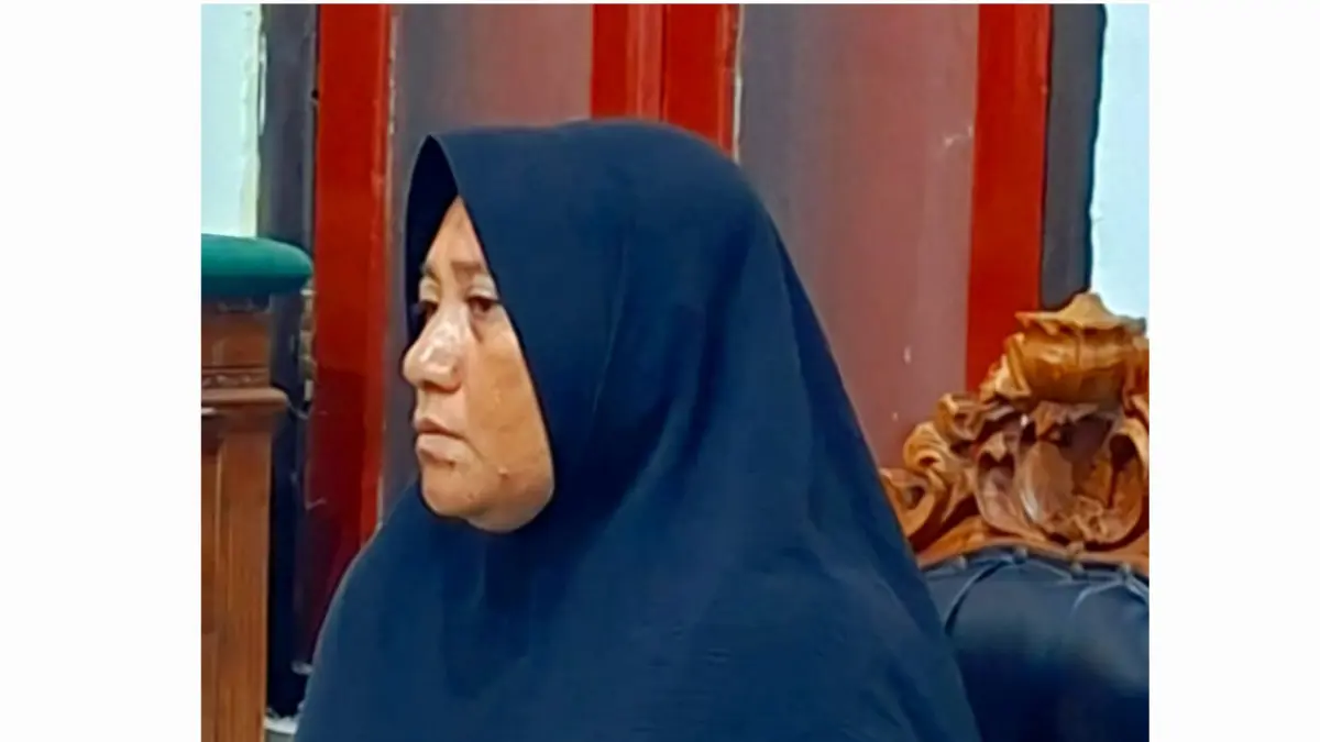 PASRAH: Terdakwa Watiningsih usai menjalani sidang di PN Surabaya. Ia divonis dua tahun penjara usai mencuri perhiasan milik majikannya.(IST/RADAR SURABAYA)