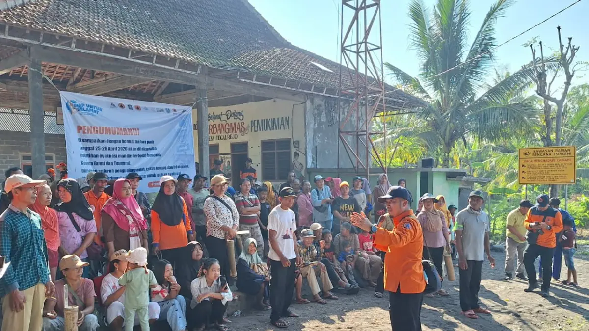 PEMBEKALAN: Petugas BPBD Jatim saat mengajak warga melakukan simulasi evakuasi menghadapi tsunami.(IST/RADAR SURABAYA)