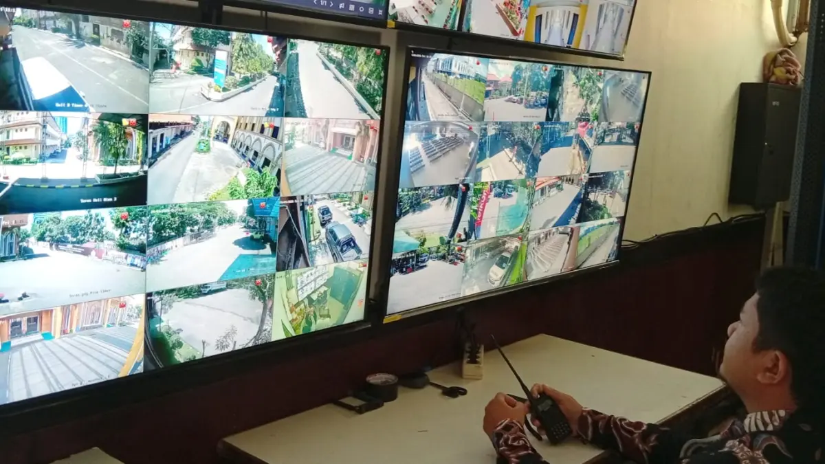 Pengawasan:Petugas memantau layar CCTV yang tersebar di sejumlah titik di Asrama Haji Embarkasi Surabaya.(rahmat Sudrajat) 
