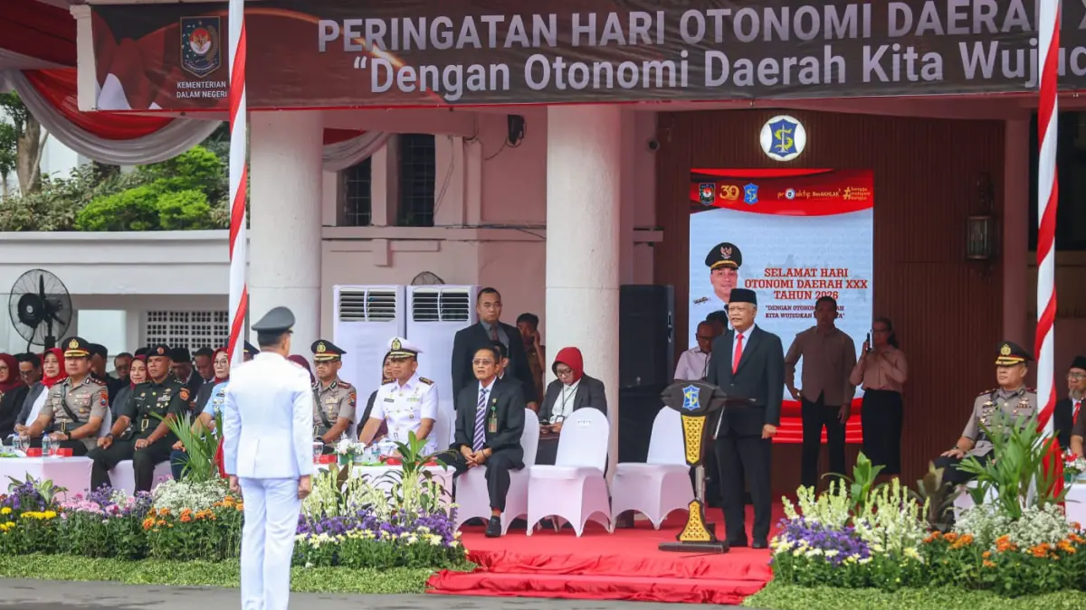 PERINGATAN: Sekda Kota Surabaya Lilik Arijanto memimpin upacara peringatan Hari Otonomi Daerah. Pemkot Surabaya dukung efisiensi anggaran dan layanan digital.(IST/RADAR SURABAYA)