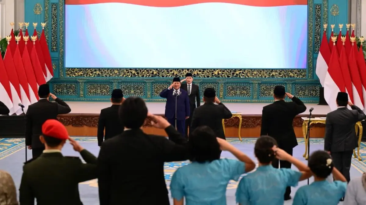 Presiden Prabowo Subianto saat melantik enam pejabat baru di Istana Negara, Senin (27/4). (BPMI Setpres)