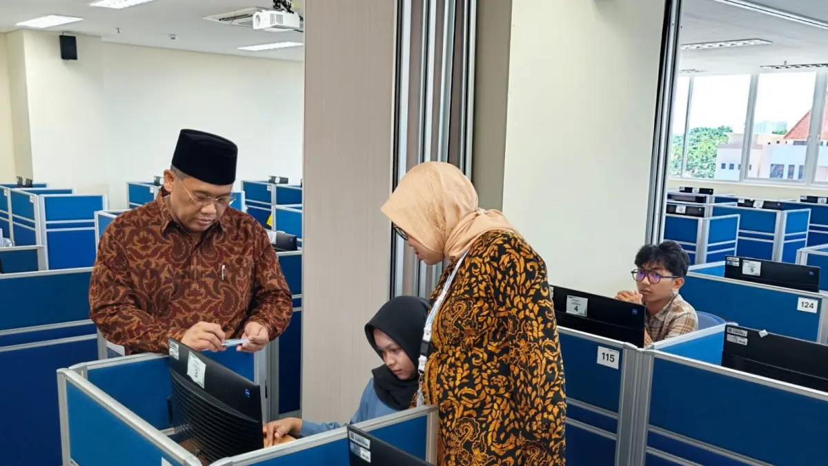 TEGAS: Rektor UPN Veteran Jatim, Prof. Akhmad Fauzi memeriksa langsung peserta. Peserta UTBK diperiksa ketat sebelum masuk ke ruangan.(RAHMAT SUDRAJAT/RADAR SURABAYA)