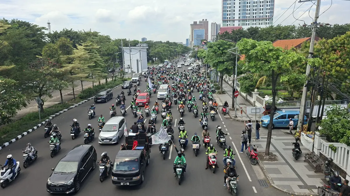 BERGERAK: Massa driver ojol mulai masuk ke Surabaya. Mereka akan demo di sejumlah lokasi.(MAHRUS/RADAR SURABAYA)