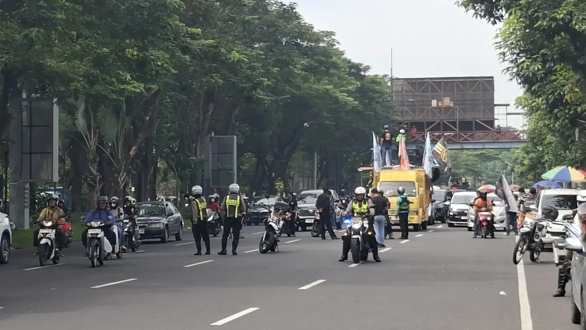 Demo : Ribuan driver kendaraan online melakukan demonstrasi di Surabaya pada hari ini. FOTO MAHRUS/RADAR SURABAYA