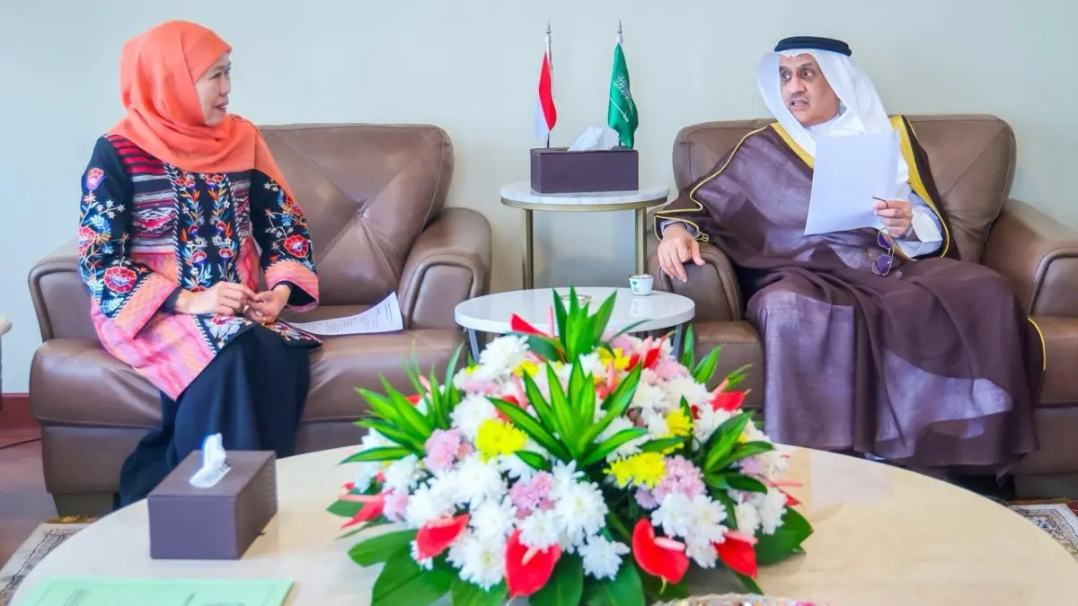 Gubernur Jatim Khofifah Indar Parawansa berdiskusi dengan Duta Besar Saudi Arabia untuk Indonesia HE. Faisal Abdullah H. Amodi tentang kerja sama dan investasi. (HUMAS PEMPROV JATIM)
