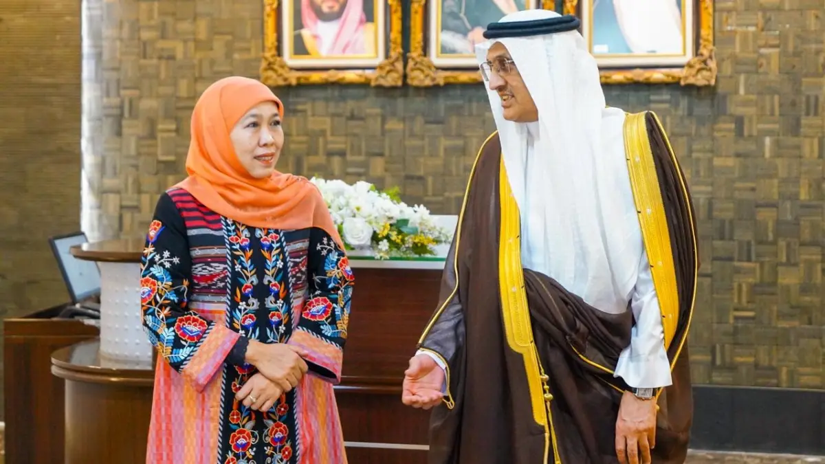 Gubernur Jatim Khofifah Indar Parawansa saat bertemu dengan Duta Besar Saudi Arabia untuk Indonesia HE. Faisal Abdullah H. Amodi di Kantor Kedutaan Besar Kerajaan Saudi Arabia, Jakarta Selatan, Senin (27/4). (HUMAS PEMPROV JATIM)
