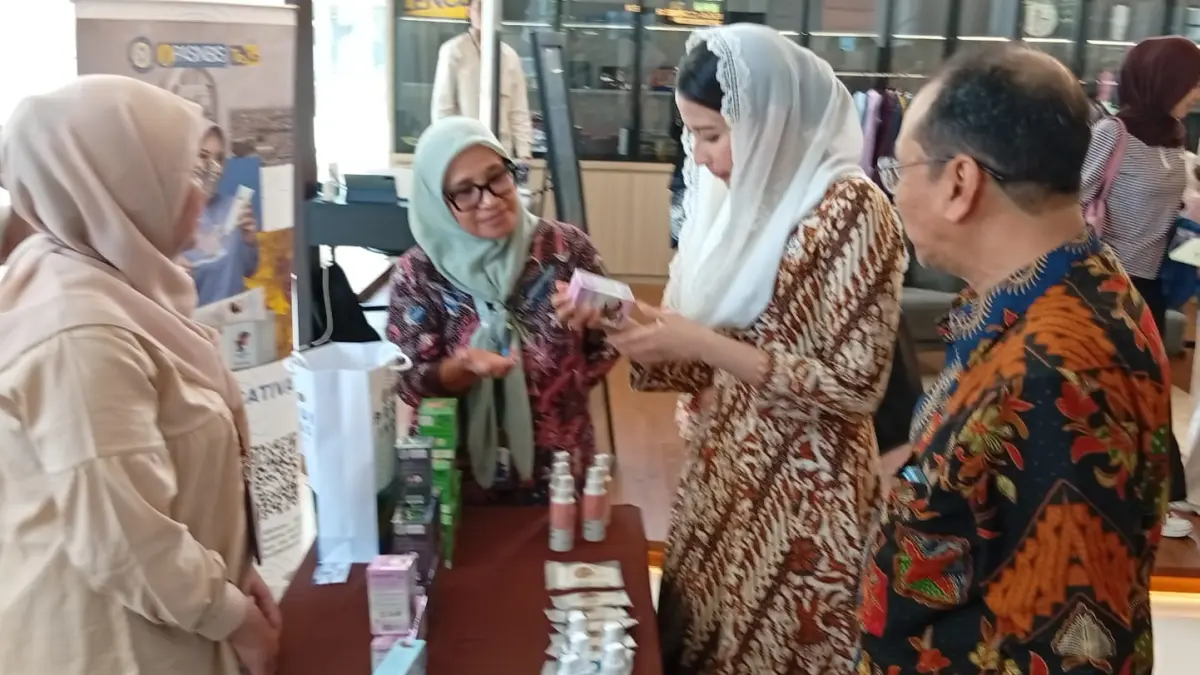 LIHAT LANGSUNG: Wakil Menteri Perdagangan, Dyah Roro Esti Widya Putri saat berada di Unair, Selasa (28/4). Kemendag menggandeng Unair untuk program Kampupreneur.(IST/RADAR SURABAYA)

&nbsp;
