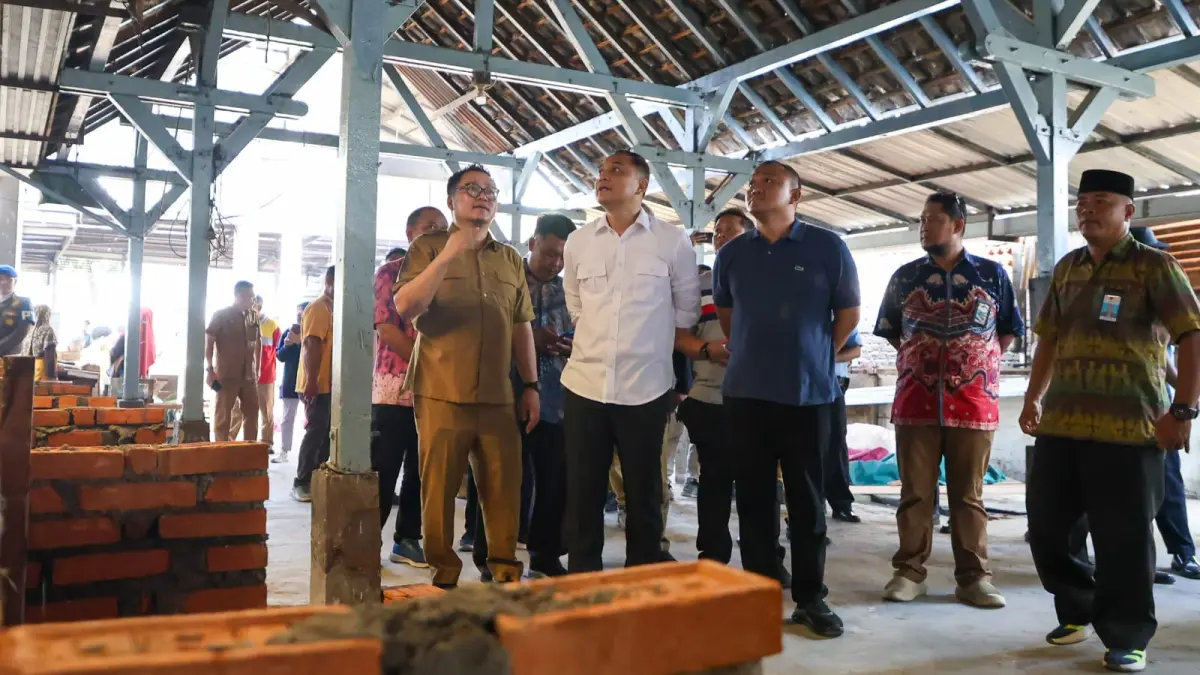 MENINJAU: Wali Kota Surabaya Eri Cahyadi saat melihat revitalisasi Pasar Tembok Dukuh. Pemkot kebutuhan perbaikan 15 pasar tahun ini.(IST/RADAR SURABAYA)