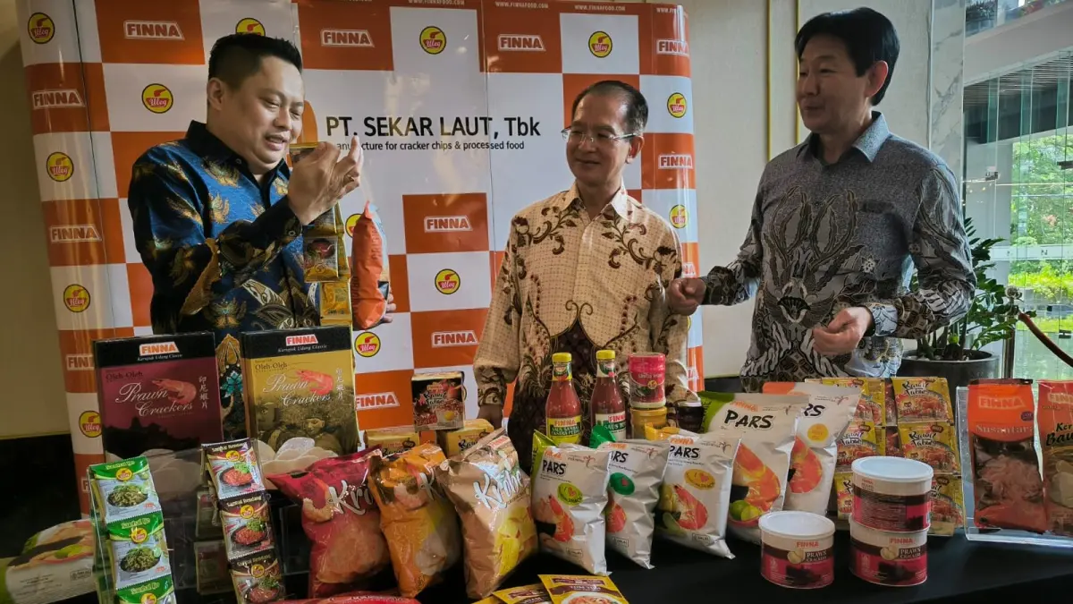 Pasar Baru: Dari Kiri, Jimmy Herlambang, John C Gozal dan Welly Gunawan menjelaskan beberapa produk unggulan PT Sekar Laut untuk memperkuat pasar domestik dan ekspor yang mulai dipasarkan. (Istimewa)