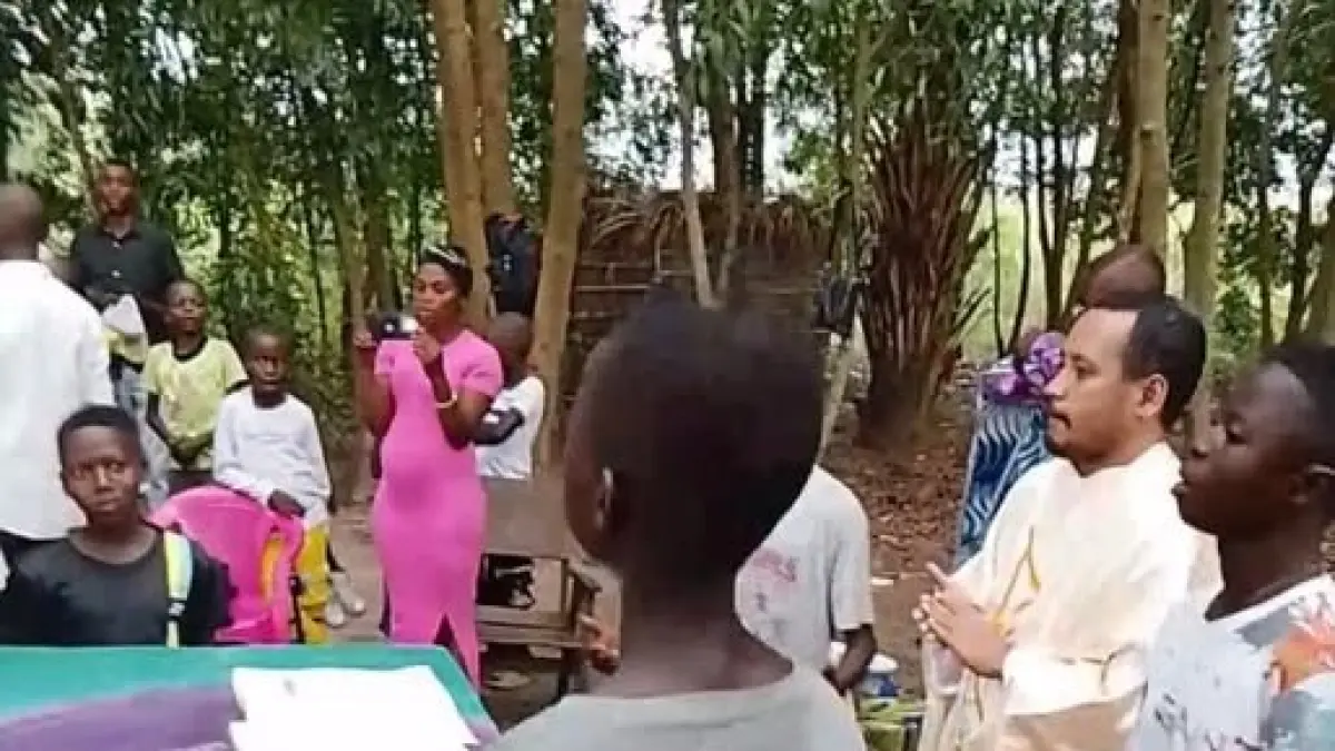 Pater Nus Narek SVD memimpin misa di pedalaman Kongo Afrika. Banyak tariannya. (IST)