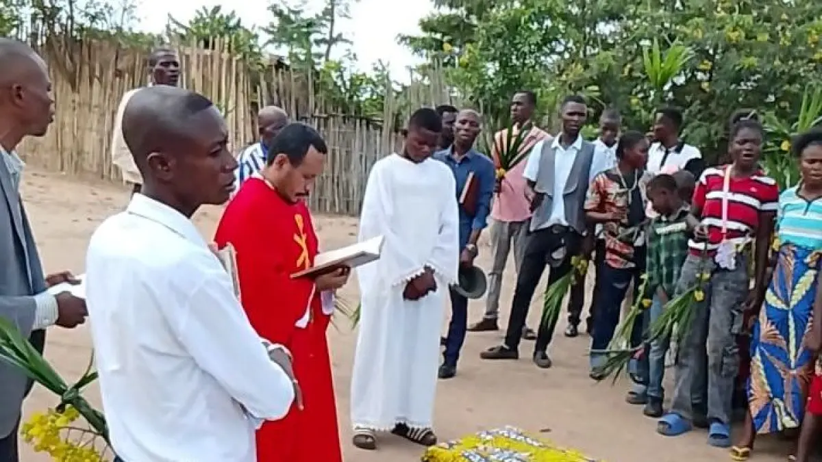 Pater Nus Narek SVD memimpin misa di pedalaman Kongo Afrika. (IST)