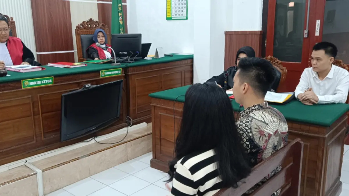 PEMBUKTIAN: Terdakwa penggelapan (paling kanan) saat sidang kasus penggelapan mobil di PN Surabaya.(IST/RADAR SURABAYA)