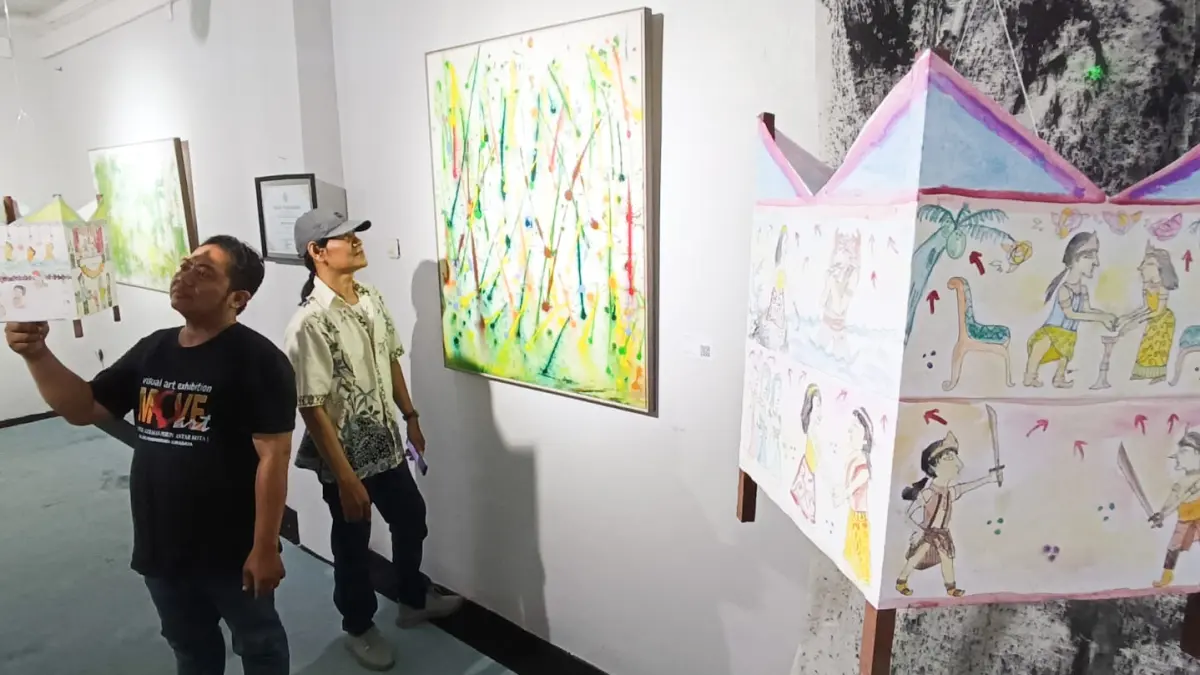 Pengunjung mengamati pameran seni rupa yang diadakan oleh Sanggar DAUN, yang digelar di Galeri Prabangkara, Komplek Taman Budaya Jawa Timur, Surabaya, Selasa (28/4). ANDY SATRIA/RADAR SURABAYA&nbsp;