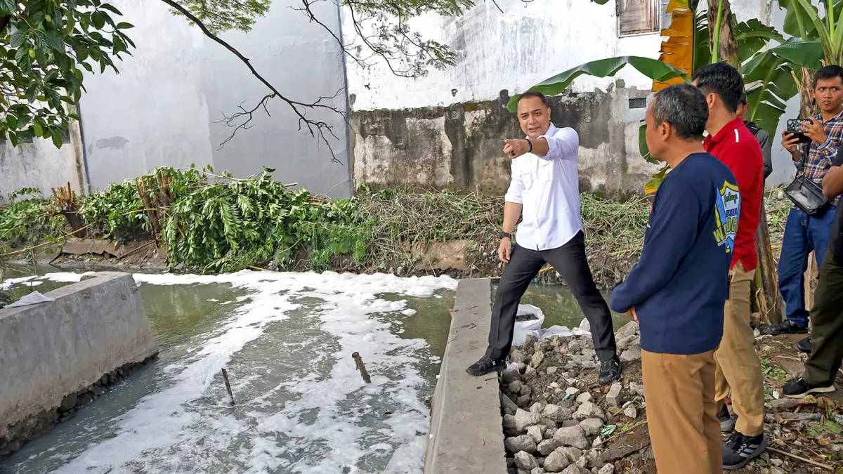 PERBAIKAN: Wali Kota Surabaya Eri Cahyadi saat melihat langsung aliran air di Sungai Avoer Margorejo.(IST/RADAR SURABAYA)