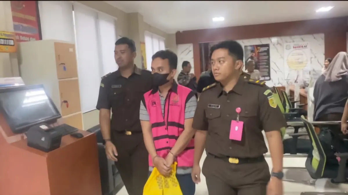 PESAKITAN: Pegawai bank BUMN di Surabaya ditangkap Kejari Surabaya terkait kasus dugaan korupsi. (IST/RADAR SURABAYA)