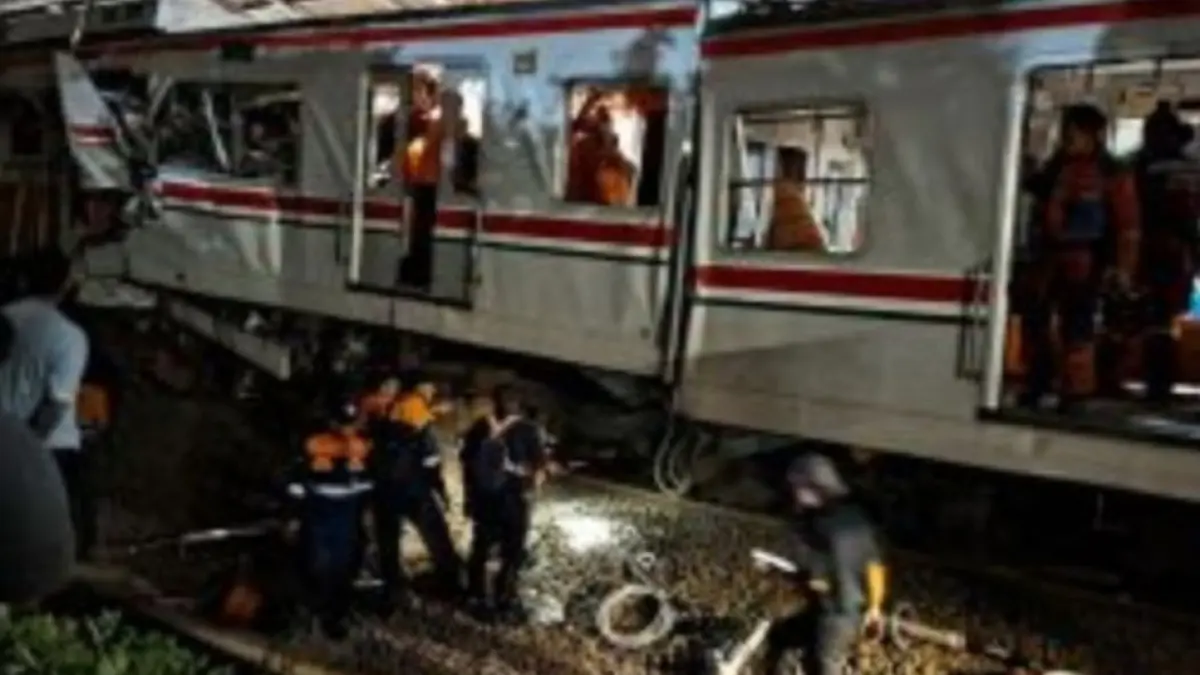 Petugas mengevakuasi korban kecelakaan KRL jurusan Cikarang yang bertabrakan dengan Kereta Api Jarak Jauh Argo Bromo Anggrek di stasiun Bekasi Timur, Jawa Barat, Senin (27/4/2026) malam. ANTARA/Siti Nurhaliza/aa 