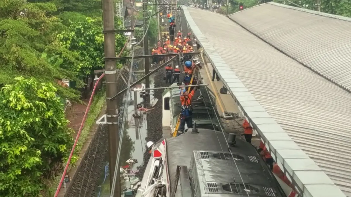 Proses evakuasi lokomotif dan gerbong kereta yang terlibat tabrakan di Stasiun Bekasi Timur. (ISTIMEWA)