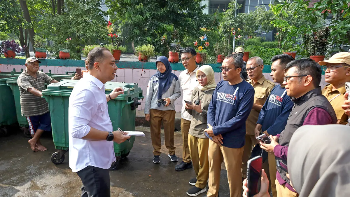 Wali Kota Surabaya Eri Cahyadi saat sida di TPS Prapen DKK, Selasa (28/4). (HUMAS PEMKOT SURABAYA)