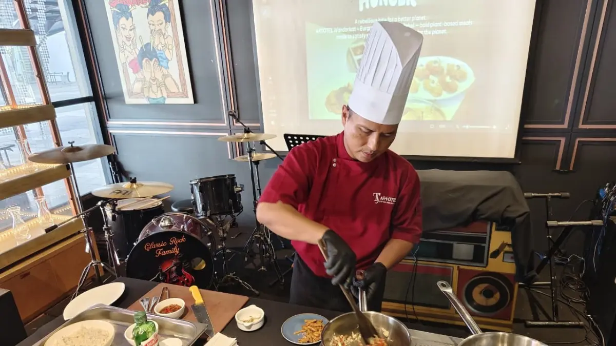 &nbsp;Chef Catur menunjukkan proses pembuatan menu vegan Nasi Uduk Roll di Surabaya. (ANDY SATRIA/RADAR SURABAYA)